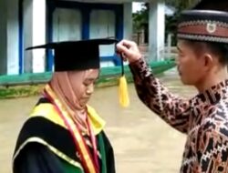 Prosesi Wisuda Warga Desa Tanah Garo di Tengah Banjir 