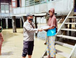 Sebanyak 50 KK Warga Danau Embat Dapat Beras dari Kapolsek Ganteng 