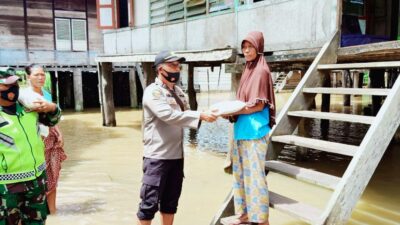 Sebanyak 50 KK Warga Danau Embat Dapat Beras dari Kapolsek Ganteng 