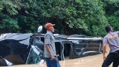 Minibus Terbalik di Sungai Dharmasraya Sebabkan Sopir Patah Tulang, IRT Luka-luka