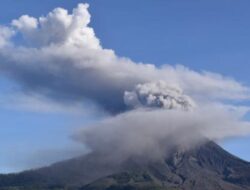 Guguran Abu Gunung Sinabung Meluncur Sejauh 1 Km