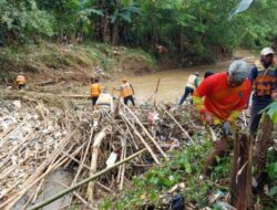 Tumpukan Sampah Bambu Bikin Sumbat Aliran Sungai Cikeas Bekasi