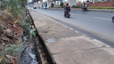 Diduga Mabuk, Seorang Satpol PP Ditemukan Tergeletak Dalam Got di Kalimalang