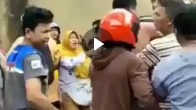 Warga Berebut Minta Dipadamkan Duluan, Petugas Pemadam Malah Dipukuli. Lihat Videonya!