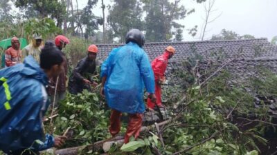 Angin Kencang Porak-Porandakan 35 Rumah Kabupaten Magelang 