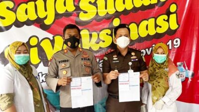 Kacabjari dan Kapolsek Muara Tembesi di Vaksin Tahap I