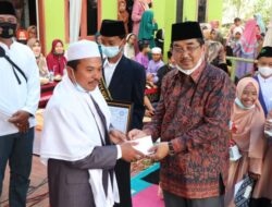 Bupati Anwar Sadat Berikan Bantuan Kepada Santri dan Hafiz Quran