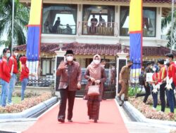 Dalam Giat Launching Jelajah Jambi, Bupati Anwar Sadat dan Istri Kompak Kenakan Batik Khas Daerah