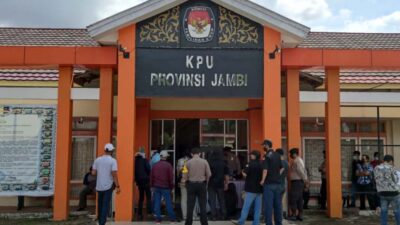 Massa Datangi KPU Jambi, Mendesak KPU RI Menonaktifkan Sanusi