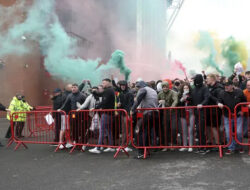 Suporter Manchester United Rusuh Saat Demo, Pagar Stadion Old Trafford Jebol