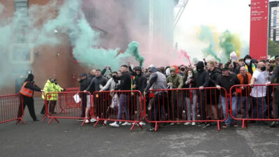 Suporter Manchester United Rusuh Saat Demo, Pagar Stadion Old Trafford Jebol