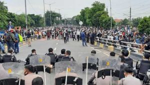 Polisi Tangkap 200 Simpatisan Rizieq Shihab di PN Jakarta Timur, Ada yang Membawa Sajam