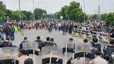 Polisi Tangkap 200 Simpatisan Rizieq Shihab di PN Jakarta Timur, Ada yang Membawa Sajam