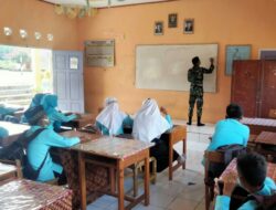 Berbekal Ilmu Agama, Satgas TMMD 111 Ini Ajari Pelajar SMP Bahasa Arab