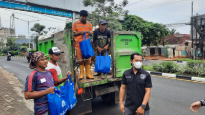 Polda Jambi Bagikan Paket Sembako untuk Petugas Kebersihan