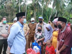 Bupati Anwar Sadat Serahkan Bantuan Korban Kebakaran di Desa Teluk Sialang