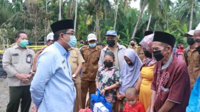 Bupati Anwar Sadat Serahkan Bantuan Korban Kebakaran di Desa Teluk Sialang