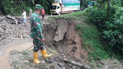 Jalan Bangko – Kerinci Longsor, Kendaraan Barang Belum Bisa Melintas