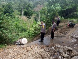 Nekat Terobos Jalan Longsor, Mobil Pengangkut Semen Terjun ke Jurang