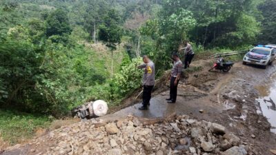 Nekat Terobos Jalan Longsor, Mobil Pengangkut Semen Terjun ke Jurang