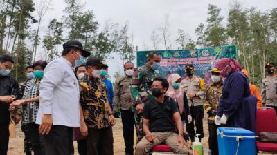 Demi KK dan KTP Warganya, SAD Bukit Duabelas Ini Rela Divaksin