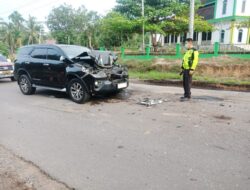 Hantam Bagian Belakang Truk, Mobil Mewah Bupati Merangin Kecelakaan