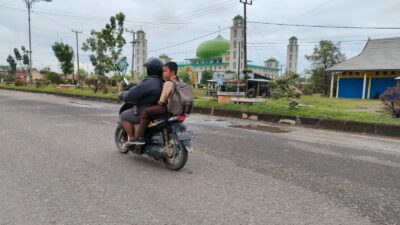 Meski Telah Ditambal Pakai Aspal Karung, Jalan Lintas Tebo Bungo Kembali Rusak