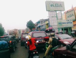 Antrean Truk Batubara di Sejumlah SPBU Kota Jambi Sebabkan Macet Panjang