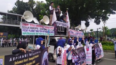 Jokowi Didemo Ribuan Massa Buruh dan Mahasiswa, Bawa 13 Tuntutan