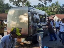 Minibus yang Ditumpangi Tim Persikota Sungaipenuh Terbalik