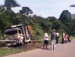 Truk Batu Bara Hangus Terbakar di Seberang Kota Jambi, Diduga Dibakar Warga