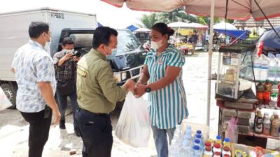 Gubernur Jambi Al Haris Bagikan Sembako ke Pedagang Ancol