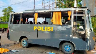 Bus Angkutan Siswa SPN Ditabrak Truk Angkutan Kayu, Satu Siswa SPN Polda Jambi Tewas di Tempat