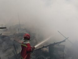 Kebakaran Hebat Hanguskan 4 Rumah Warga di Kota Jambi