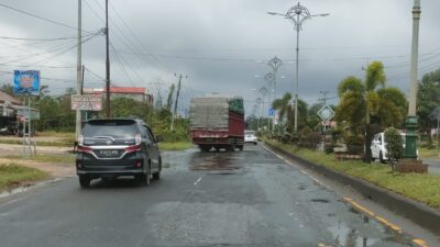 Hujan Ancam Keselamatan Pengendara di Jalan Dua Jalur Kota Tebo