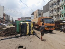 Jalan Bergelombang, Truk Batu Bara Terbalik Dekat Lampu Merah Simpang Gado Gado Kota Jambi