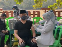 Tepat di Hari Peduli Sampah Nasional, Bupati dan Ketua DPRD Tebo Divaksin Booster