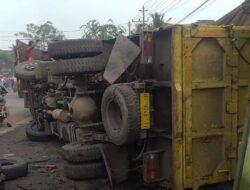 Truk Batu Bara Terbalik Lagi di Kota Jambi, Kali Ini Ruko Warga Jadi Korban