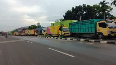 Jalanan di Kota Jambi Macet, Sejumlah Kendaraan Terjebak di Jalan Lingkar Barat