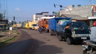 Satu Truk Batu Bara Overload Hingga Rusak, Akibatnya Satu Setengah Jam Jalan Macet Panjang