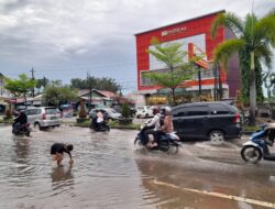 Parah! Sekali Hujan Deras Jalanan di Kota Jambi Tergenang