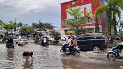 Parah! Sekali Hujan Deras Jalanan di Kota Jambi Tergenang