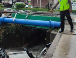 Hilang Kendali, Mobil Tanpa Plat Terjun ke Sungai