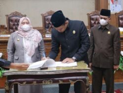 Ketua DPRD Muarojambi Pimpin Rapat Sahkan APBD 2022