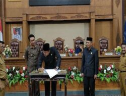 Ketua DPRD Yuli Setia Bakti Sah kan APBD Perubahan 2022 Kabupaten Muarojambi