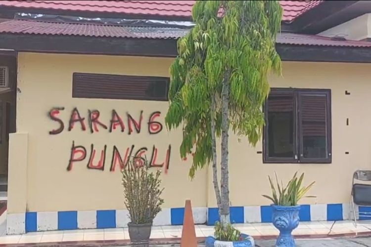 Oknum Polisi Coreti Markas Polres Luwu