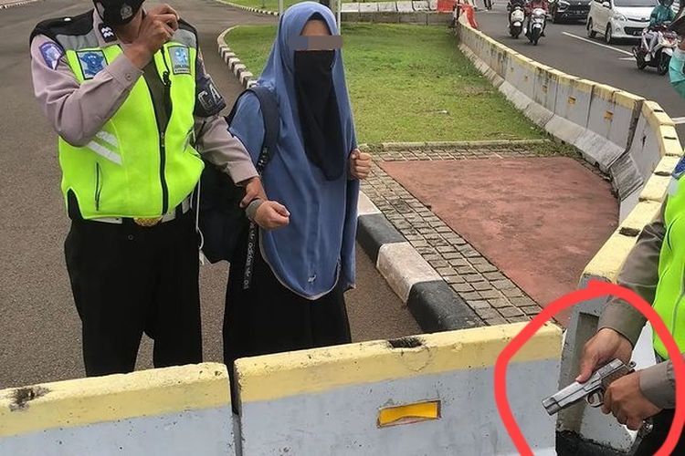 Siti Elina, Wanita Bercadar diamankan polisi.