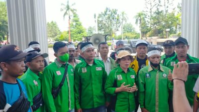 Ratusan Buruh Geruduk Kantor DPRD Provinsi Jambi, Minta Kenaikan UMP dan Penghapusan UU Cipta Kerja