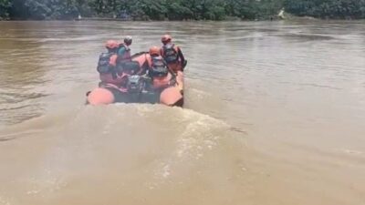 Hendak Menyeberang, Jumino Tenggelam Bersama 4 Truk Sawit di Sungai Batang Tebo