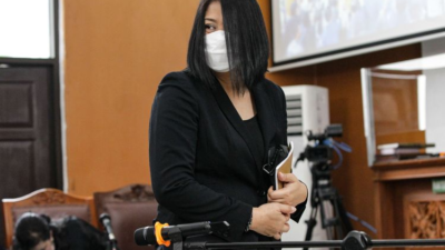 Putri Candrawathi saat menjalani sidang.